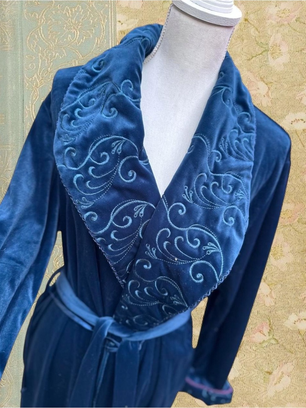 Plush Embroidered Velvet Robe - Deep Blue - Picture 2 of 6